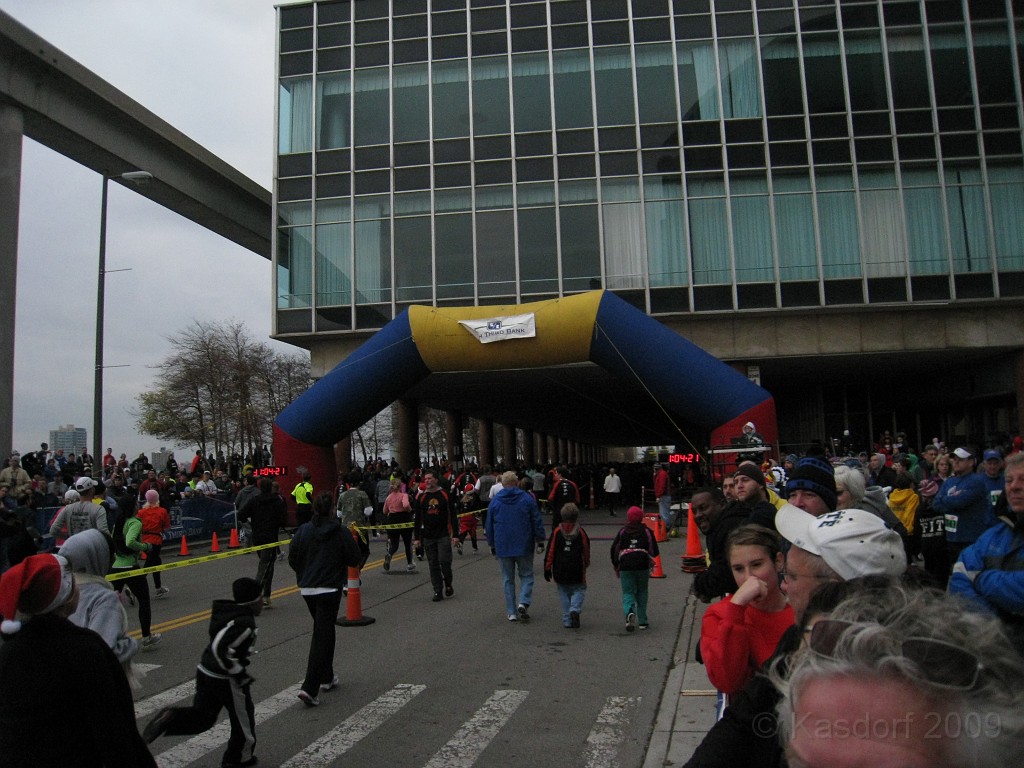 Detroit Turkey Trot 10K 2009 072.jpg - The 2009 Detroit Turkey trot 10K was run on November 29, 2009. A chilly and blustery day. Lots of costumes and racers though, 12400 strong!